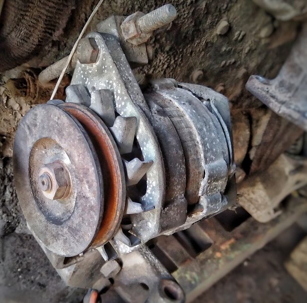 汽车交流发电机，安装在旧卡车发动机上图片下载