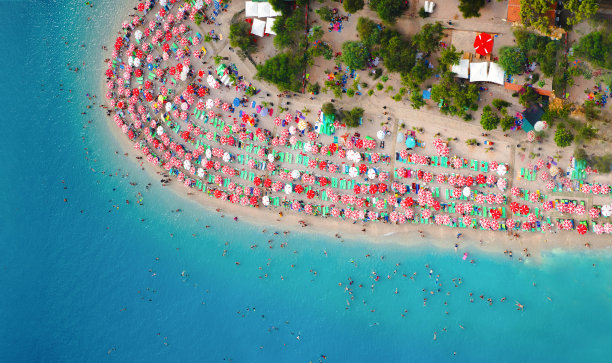 土耳其穆拉费特希耶：厄吕代尼兹蓝泻湖的滑翔伞航拍美景图片下载