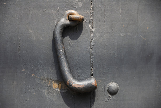 室外金属细部在危地马拉拉安提瓜的金属门上，敲击图片下载