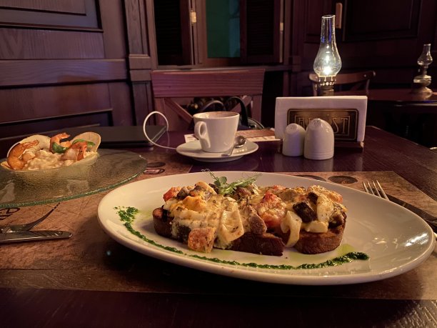 餐厅里的意式烤面包图片下载