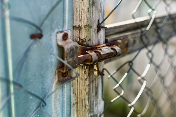 老式门把手。生锈的金属锁和门闩。图片下载