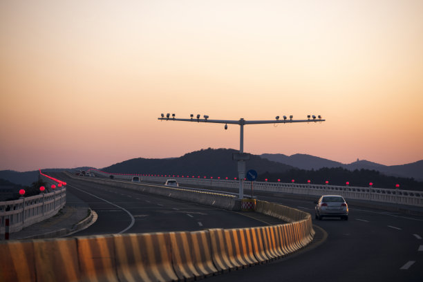 夕阳下的城市道路。图片下载