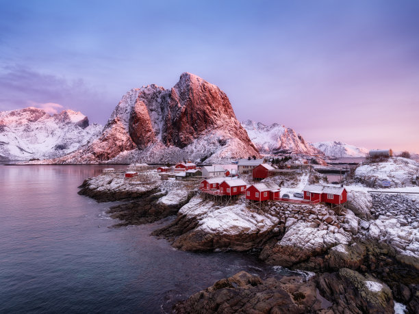 挪威罗浮敦群岛哈姆诺伊村的房子。景观在冬季的日出时间。山和水。旅行——形象图片下载