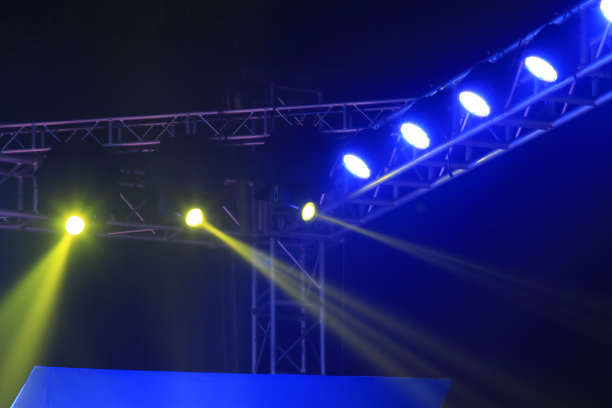 舞台灯光和金属框架，特写照片图片下载