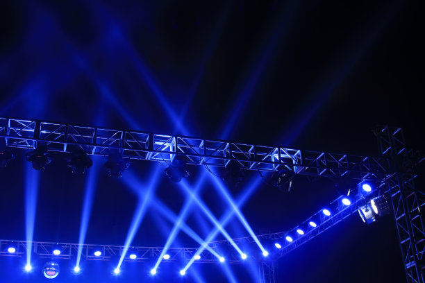 舞台灯光和金属框架，特写照片图片下载