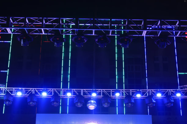 舞台灯光和金属框架，特写照片图片下载