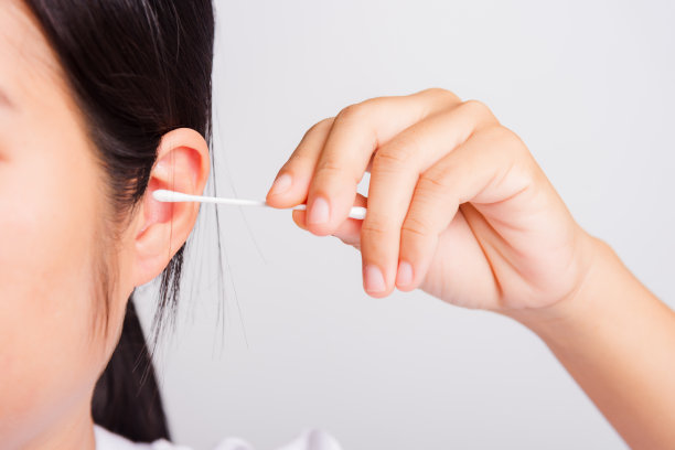 亚洲美女用棉签清洁耳朵图片下载