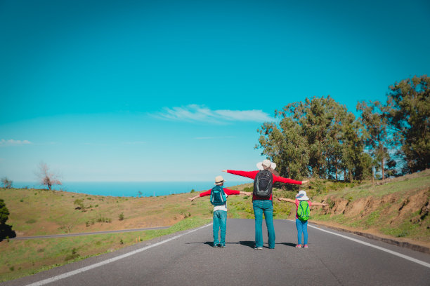 家庭旅行：母亲和孩子在山区道路上行走图片下载
