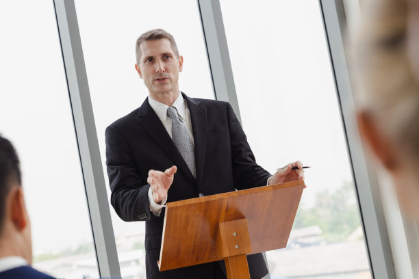首席执行官在大会上关于公司新项目的演讲图片下载