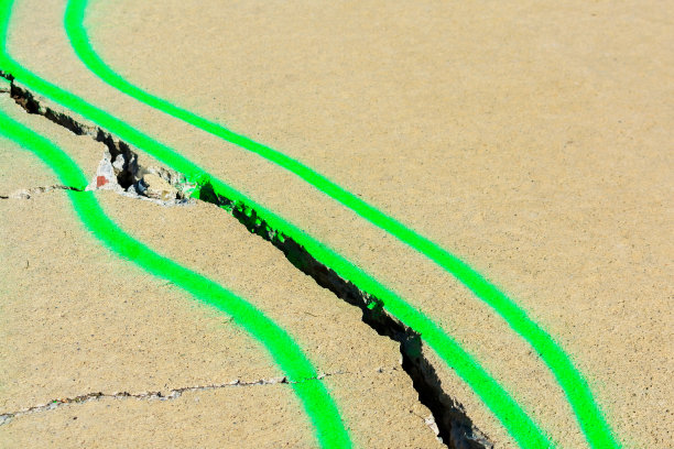 标示有在人行道上跌倒和摔在开裂的混凝土板上的危险。图片下载