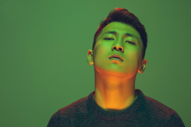 绿色背景下的彩色霓虹灯男子 - 网络朋克概念图片下载