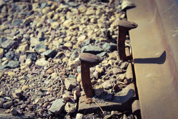 铁轨旁的铁路钉图片下载