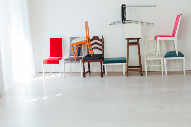 白色的房间里放着许多彩色的椅子图片下载