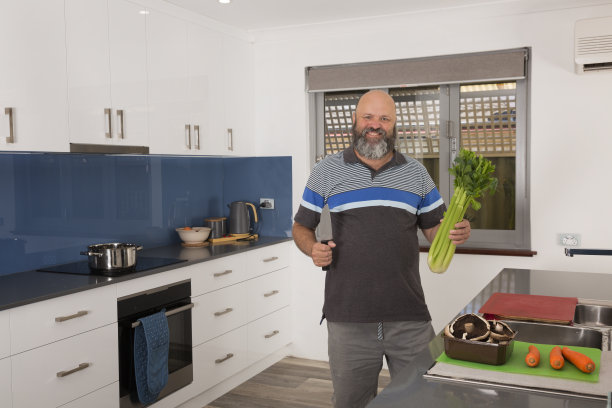 在厨房准备晚餐图片下载