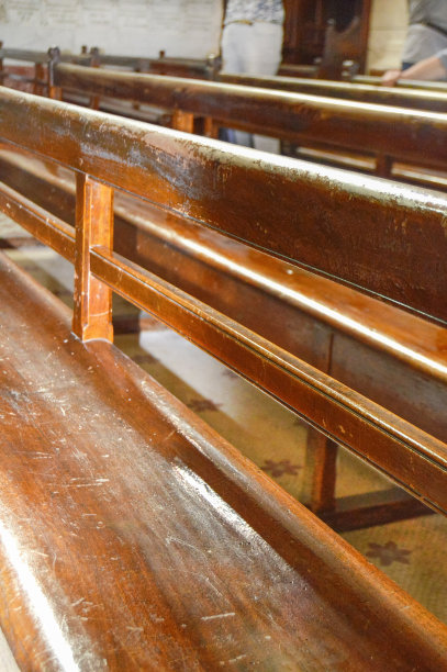 教堂内部细节采用木凳、垂直框架图片下载