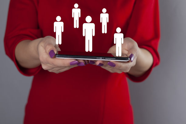 女性手持手机，显示团队网络图片下载