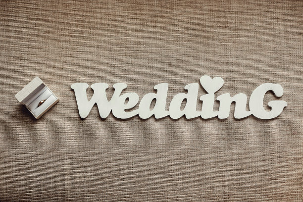 婚礼概念：质朴背景上带有戒指的木制文字婚礼图片下载