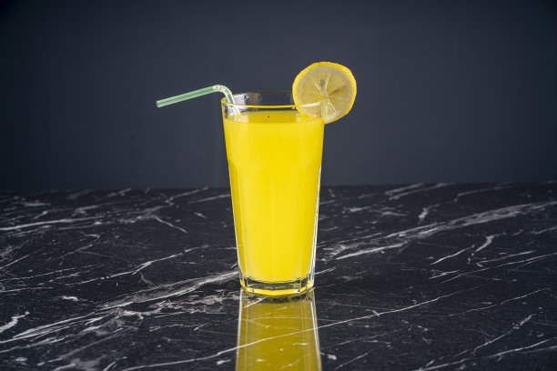 柠檬水与柠檬和冰块库存照片图片下载