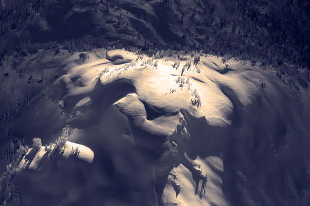 戏剧性的鸟瞰图雪和云覆盖的加拿大落基山脉图片下载