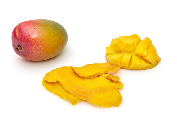 成熟的新鲜芒果和干芒果的果实图片下载