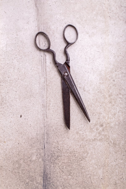 米色背景上的旧剪刀图片下载
