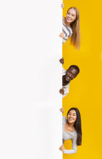 快乐的朋友们在大白板上寻找广告图片下载