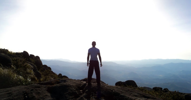 一个人站在山顶眺望地平线图片下载