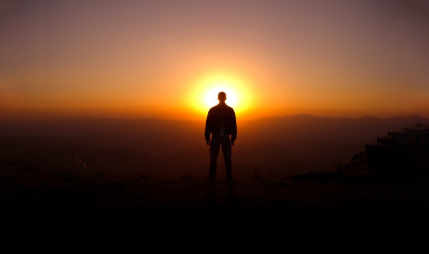 一个人在山顶上看图片下载