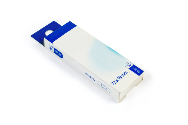 盒子包装与医疗胶布在一个白色的背景图片下载