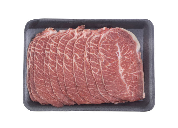 新鲜的生牛肉片在包装隔离图片下载