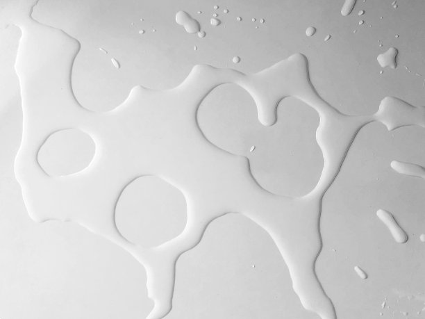 水滴在白色的桌子上图片下载