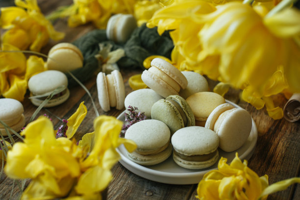 黄色郁金香间的杏仁饼干图片下载