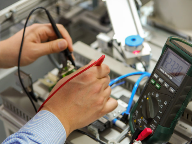 电工用万用表测量电压图片下载