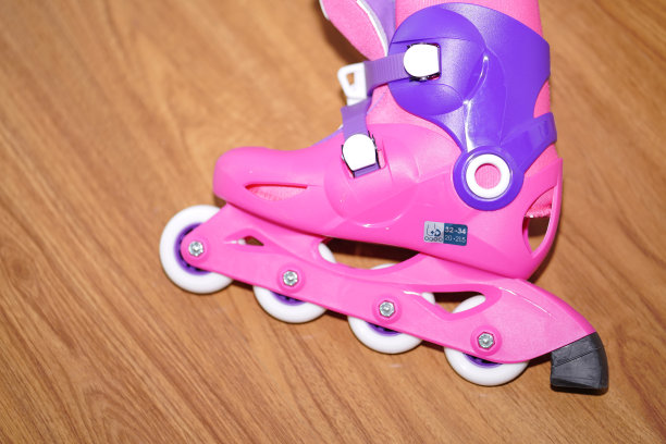 木桌上有粉红色的旱冰鞋图片下载