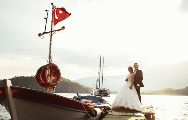 婚礼上喜气洋洋的新婚夫妇图片下载