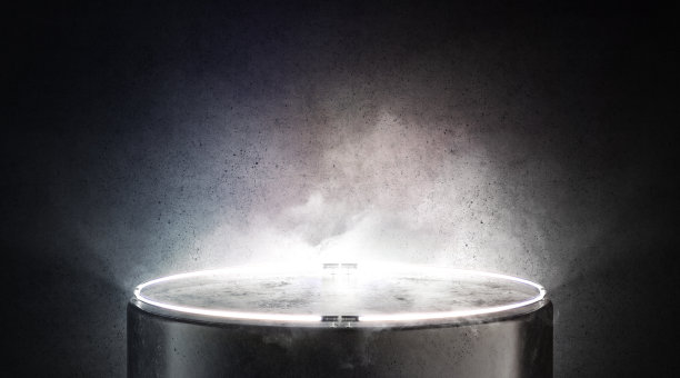 空白黑色圆形发光基座模型上的彩色背景图片下载