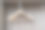衣柜里的碎片。空的轻型木制衣架用金属棒悬挂。家庭存储系统图片下载