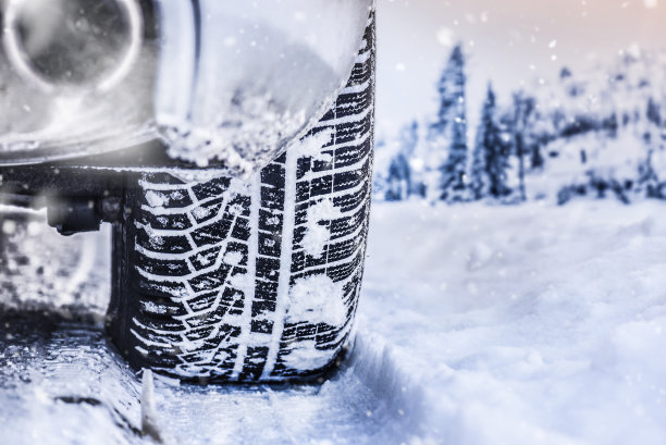 冬季轮胎。雪地上的汽车轮胎。图片下载