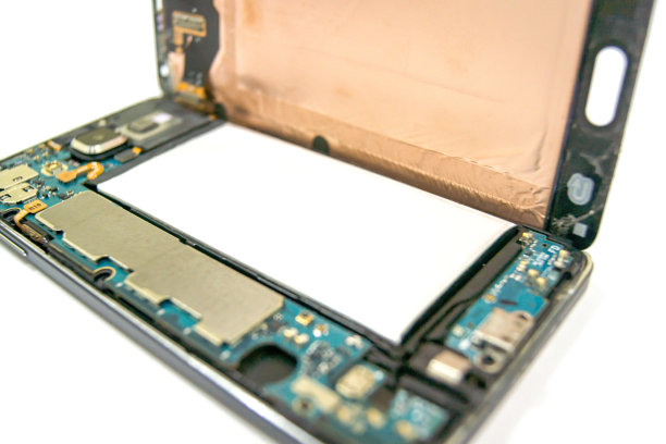 白色背景上拆卸的智能手机，维修服务，已隔离图片下载