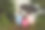 孩子们坐在河边的雨中，女孩和男孩在一把黑伞下，孩子们在湖边的雨中淋湿。图片下载