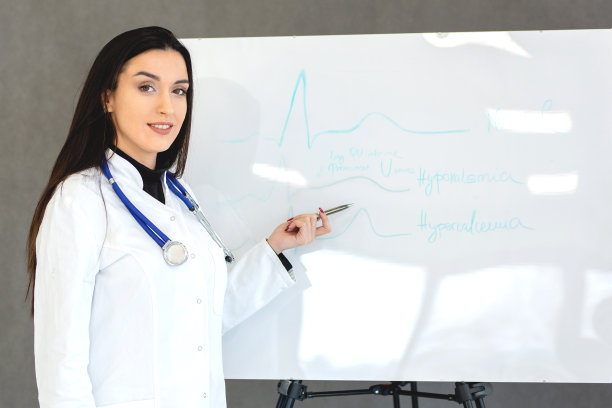 展示演示文稿的女医生肖像图片下载