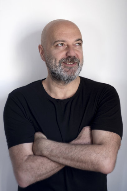 一个英俊男子的肖像，微笑着。图片下载