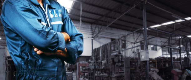 身穿安全制服的工程师在仓库中图片下载