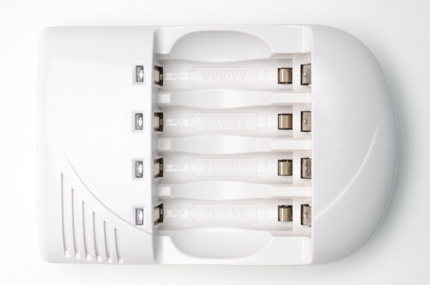 适配器用于在白色背景上充电电池图片下载