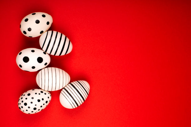 不同的图形手绘鸡蛋在明亮的红色背景。图片下载