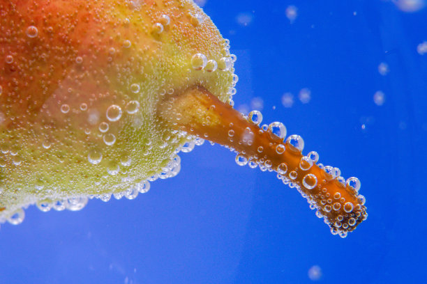 梨子在水中带着许多小气泡。选择聚焦,特写。图片下载