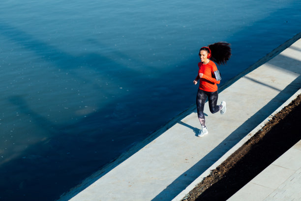 正在锻炼的年轻女子图片下载
