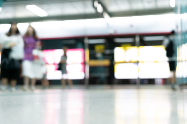 地铁站台上模糊的人群图片下载