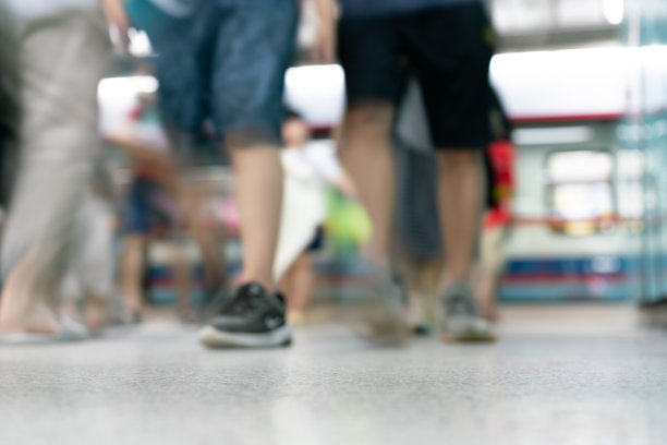 地铁站台上模糊的人群图片下载