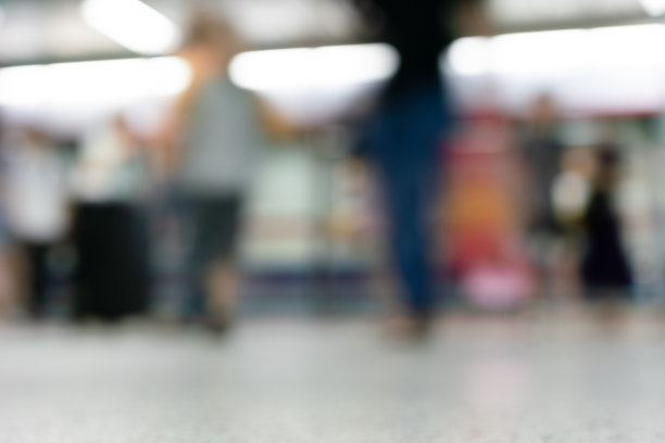 地铁站台上模糊的人群图片下载